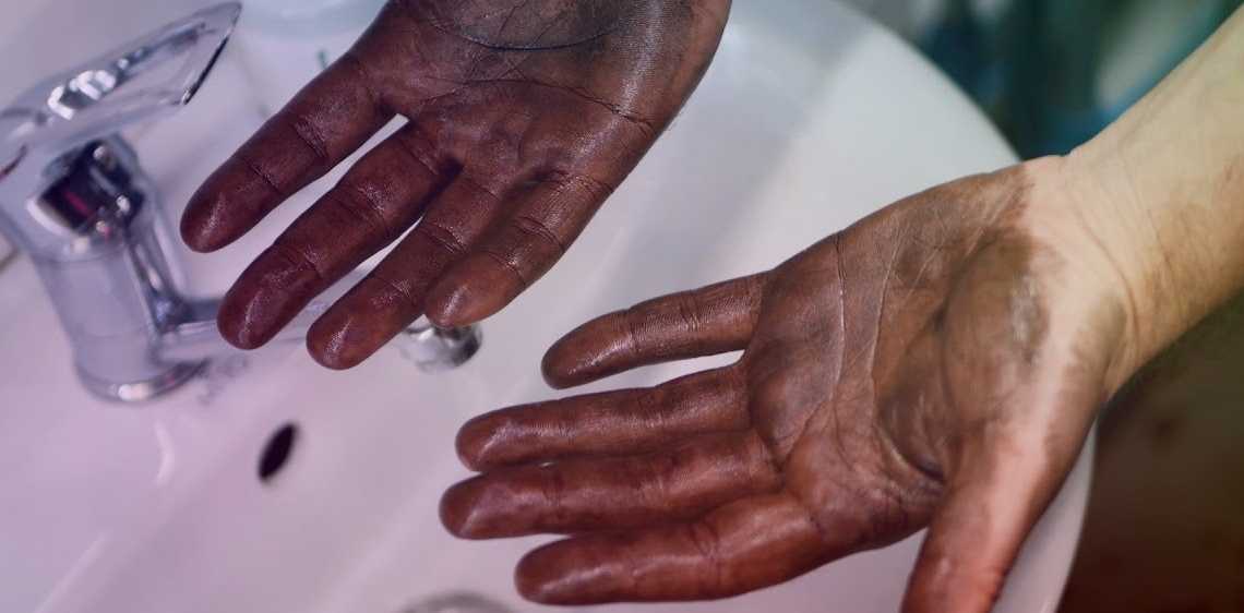 Чем отмыть руки после чистки грибов маслят