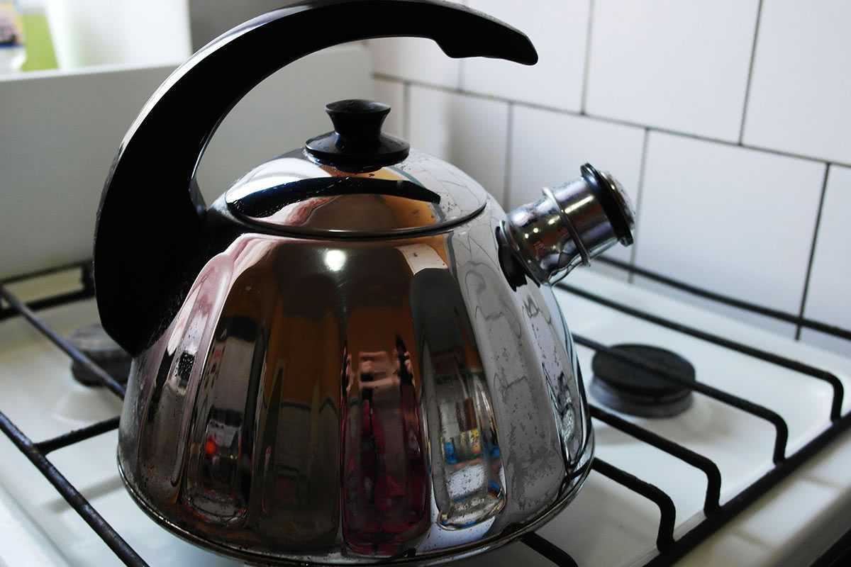 Как очистить металлический чайник в домашних условиях Существует несколько способов деликатной чистки чайника снаружи