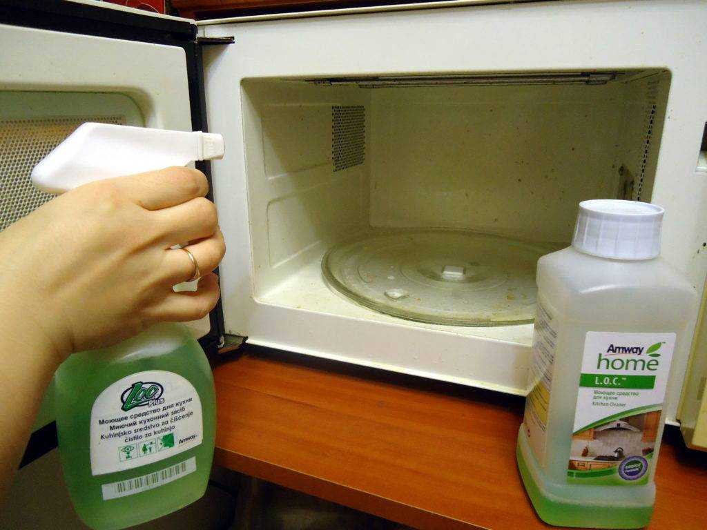 Как избавиться от запаха в микроволновке домашними средствами