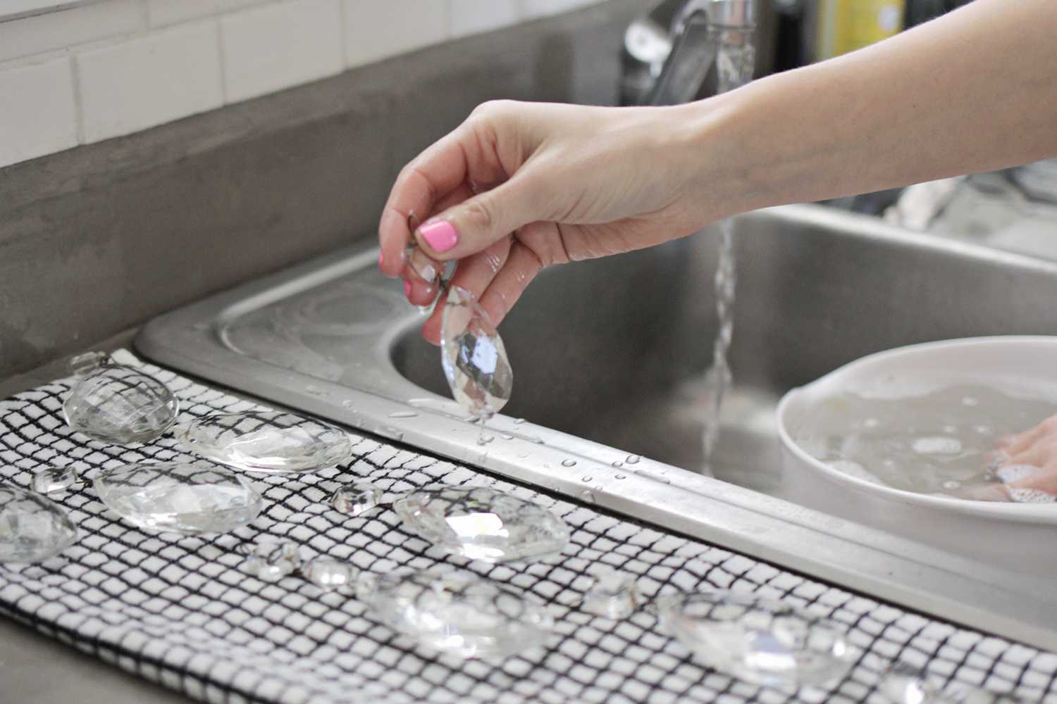 Как помыть хрусталь, чтобы блестел - химические и народные средства