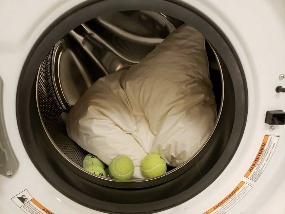 Как постирать пуховое одеяло в стиральной машине и вручную