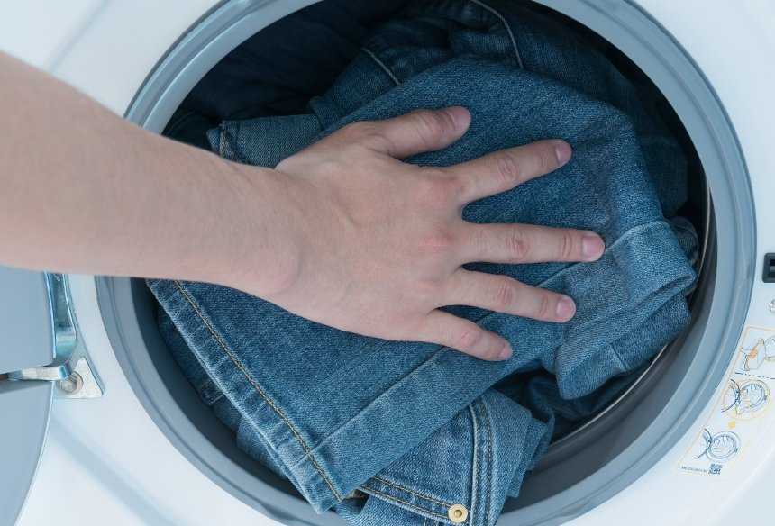 Как стирать брюки: замачивание, ручная стирка, сушка, стирка в стиральной машине