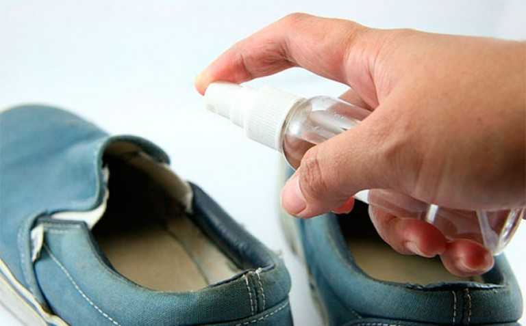 Чем обработать обувь от грибка — простые и действенные трюки.