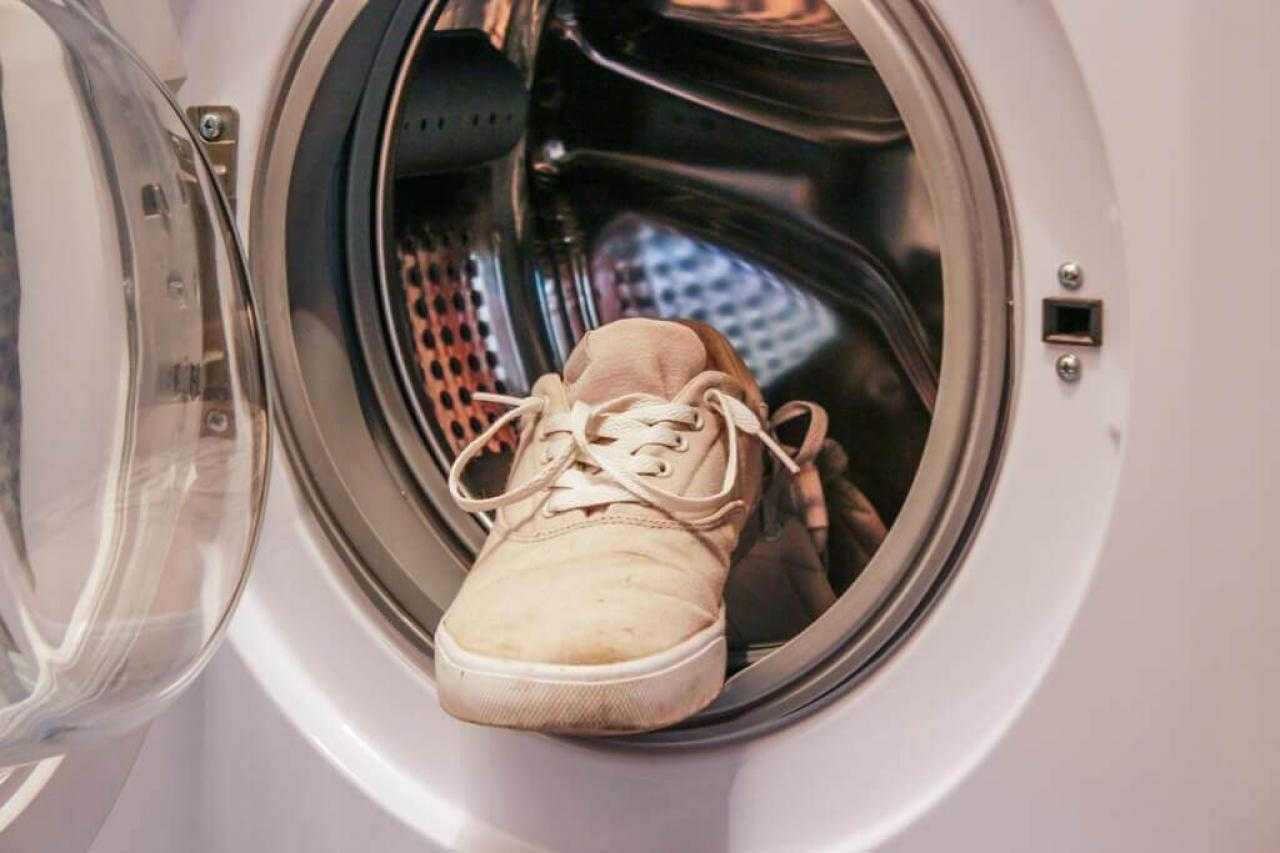 Стирают ли кеды в стиральной машине. Стиральная машина для обуви. Кроссовки в стиральной машине. Стирка кроссовок в стиральной машинке. Постирать кроссовки в стиральной машине.