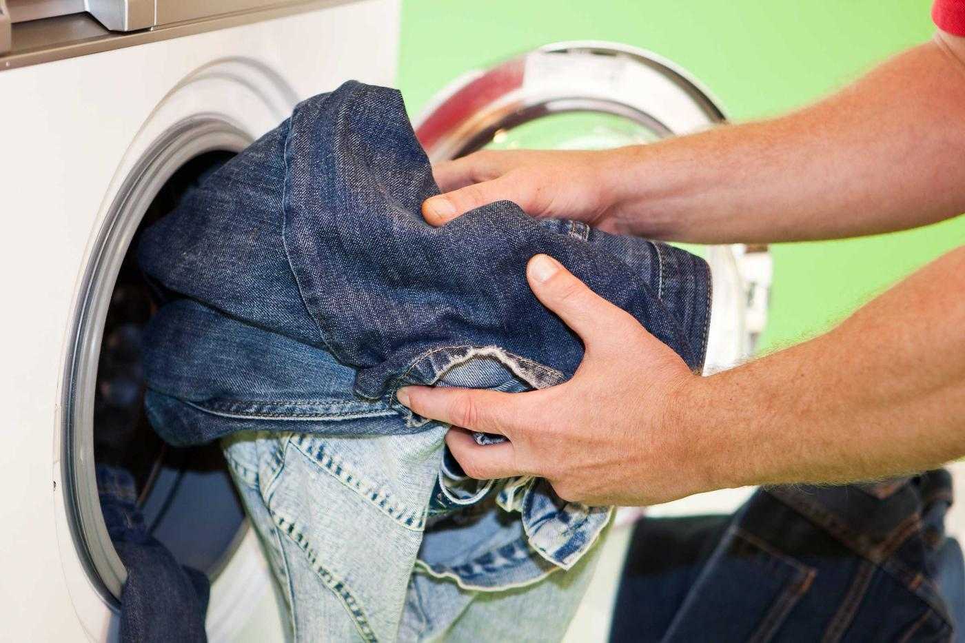 Как стирать брюки – вопрос непростой, требующий Вашего времени и некоторых усилий Готовы ли Вы стирать вручную или предпочтете работу стиральной машинки