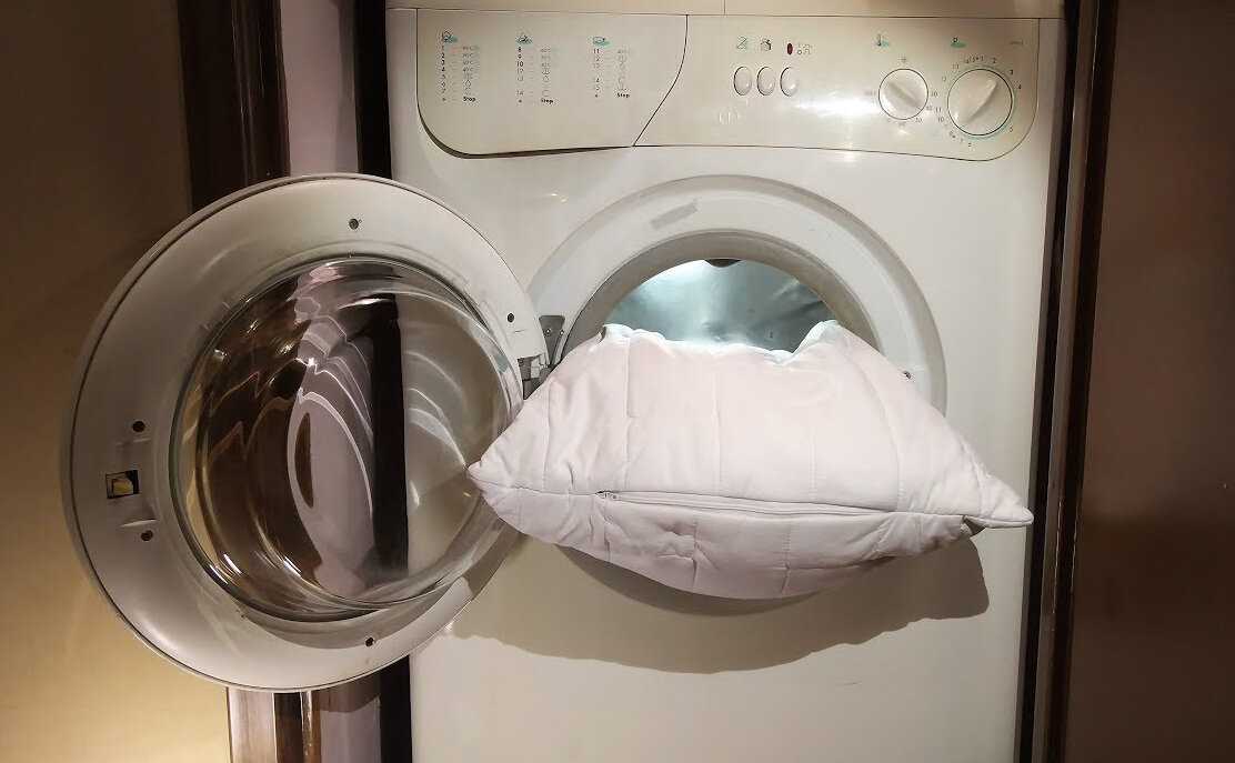 Как постирать подушку из холлофайбера: можно ли это делать в стиральной машине-автомат, каковы правила ручной стирки и сушки изделия?