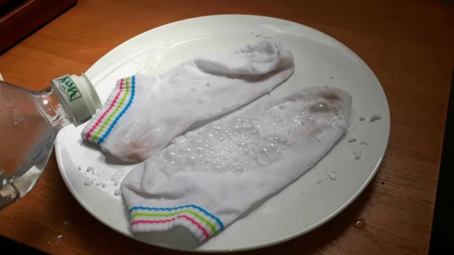 Отмыть носки. Отбеливание белых носков. Отбеливатель для носков. Постирать белые носки.
