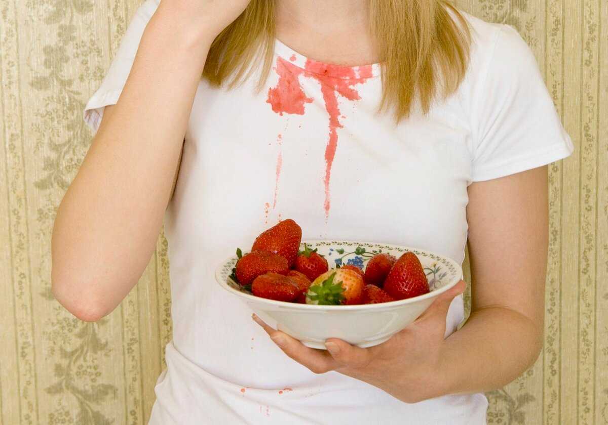 Пятно от ягод: чем вывести, как отстирать на белой и цветной одежде