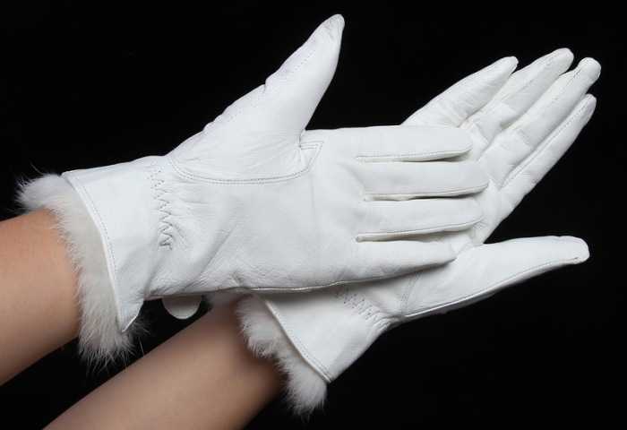Как почистить кожаные перчатки в домашних. Белые кожаные перчатки. Белые кожаные перчатки женские. Перчатки кожаные женские зимние белые. Перчатки кожаные светлые.