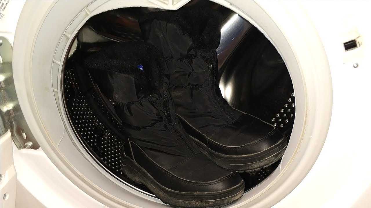 Можно ли постирать кроссовки в стиральной машине. Замшевые кроссовки в стиральной машине. Постирала кожаные сапоги в стиральной машинки. Стирка замши в машинке. Стирка обуви в стиральной машине.
