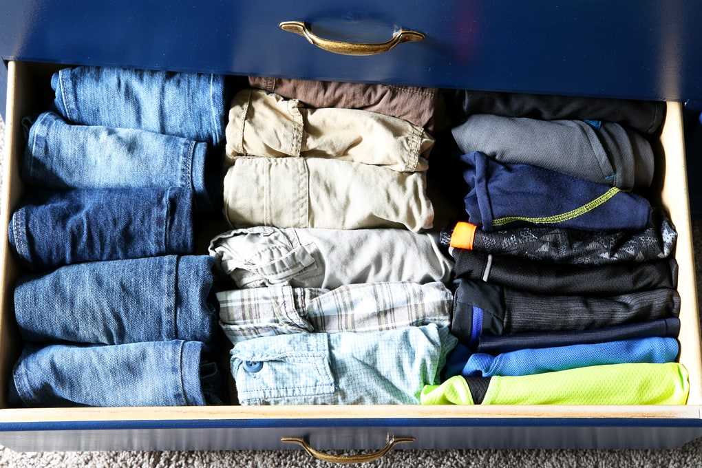 Как сложить зимнюю куртку. Красиво складывать вещи. Аккуратно сложенные вещи в шкафу. Вертикальное хранение джинс. Красиво сложенные вещи.