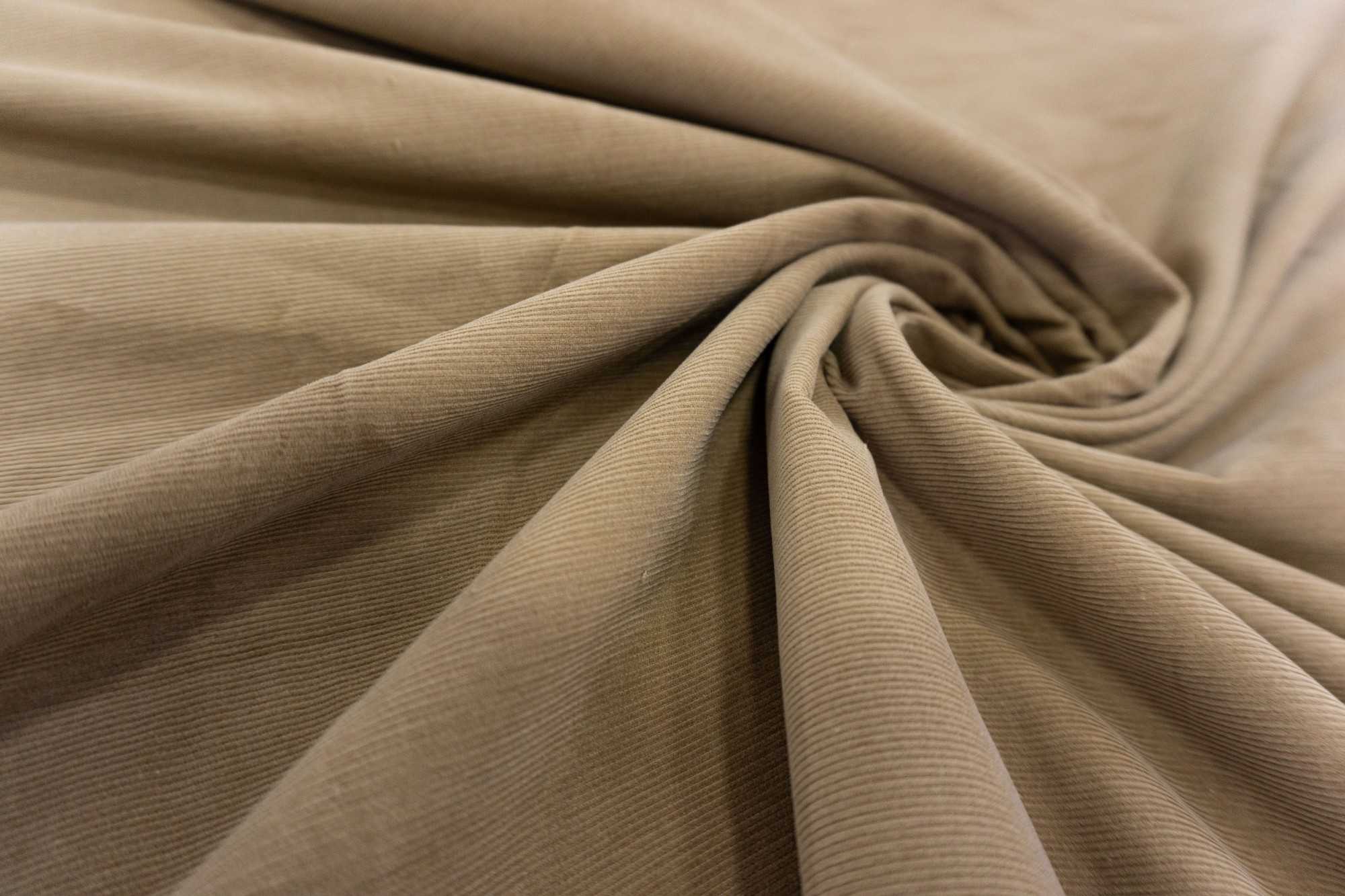 Ткань микровельвет используется как для пошива одежды, так и для обивки мебели Основное отличие от вельвета — это ширина рубчика
