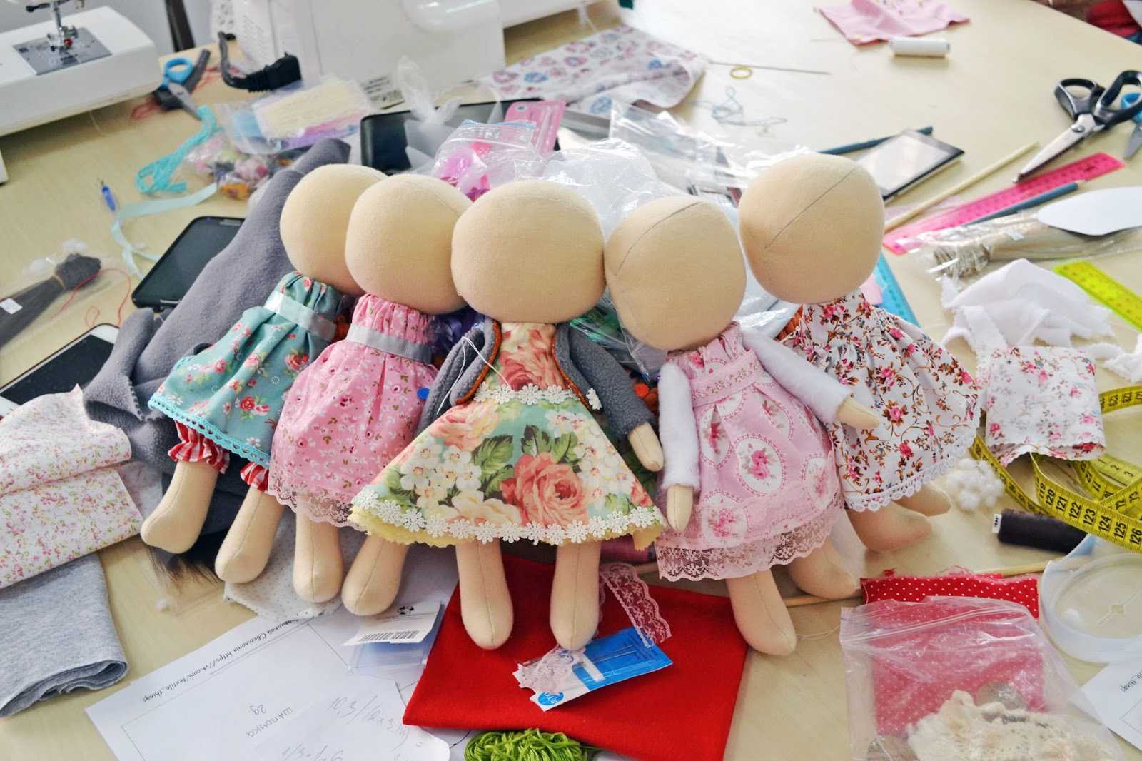 Изготовление куклы детьми. Куклы из ткани. Шитые куклы. Шитье текстильная кукла. Кукла сшитая из ткани.