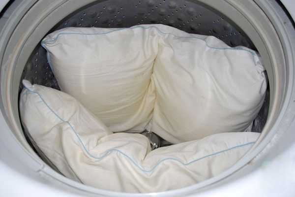 Как постирать куртку на холлофайбере в стиральной машине-автомат и вручную, чтобы не сбился наполнитель, как правильно сушить пуховик?