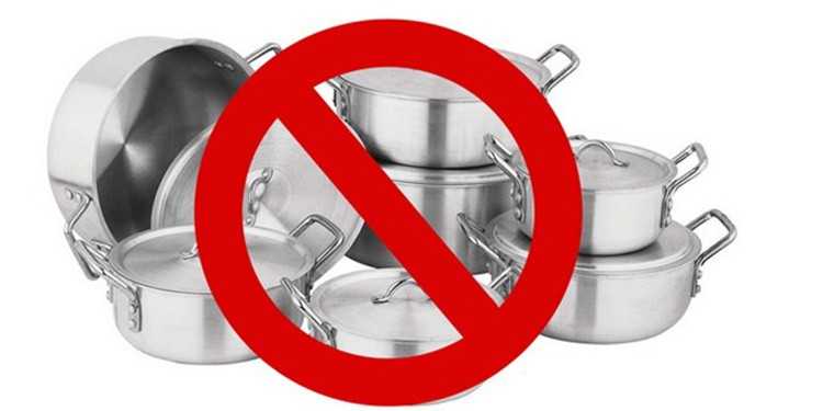 Брать посуду можно. Алюминиевая посуда. Металлическая посуда в микроволновке. Опасная посуда из алюминия. Алюминиевая посуда запрещена.