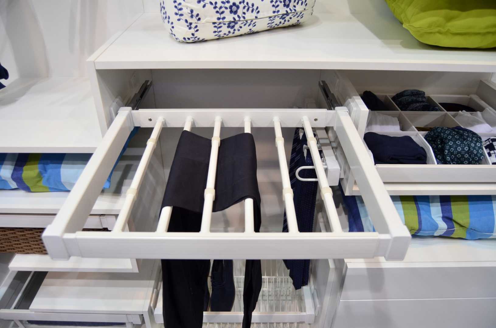 Как правильно хранить брюки в шкафу