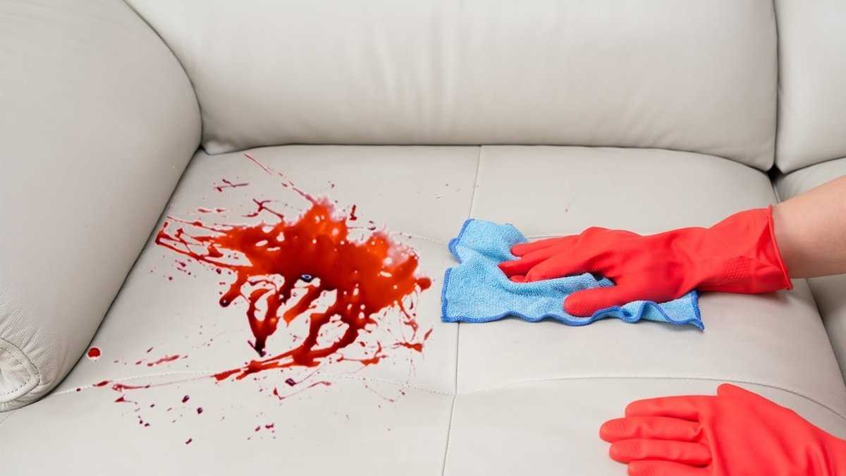 Капнула кровь на диван На поверхности остались следы крови Чем отмыть кровь с дивана Лучшие чистящие средства - это моющее средство для посуды и соль, либо сода