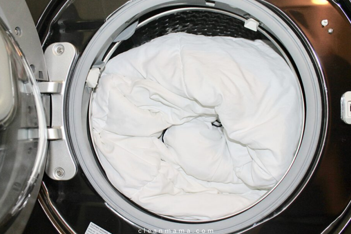 Что нужно знать перед тем как постирать пуховое одеяло: нюансы процесса в машинке-автомат или вручную, советы и рекомендации по выбору порошка, как сушить мокрое изделие