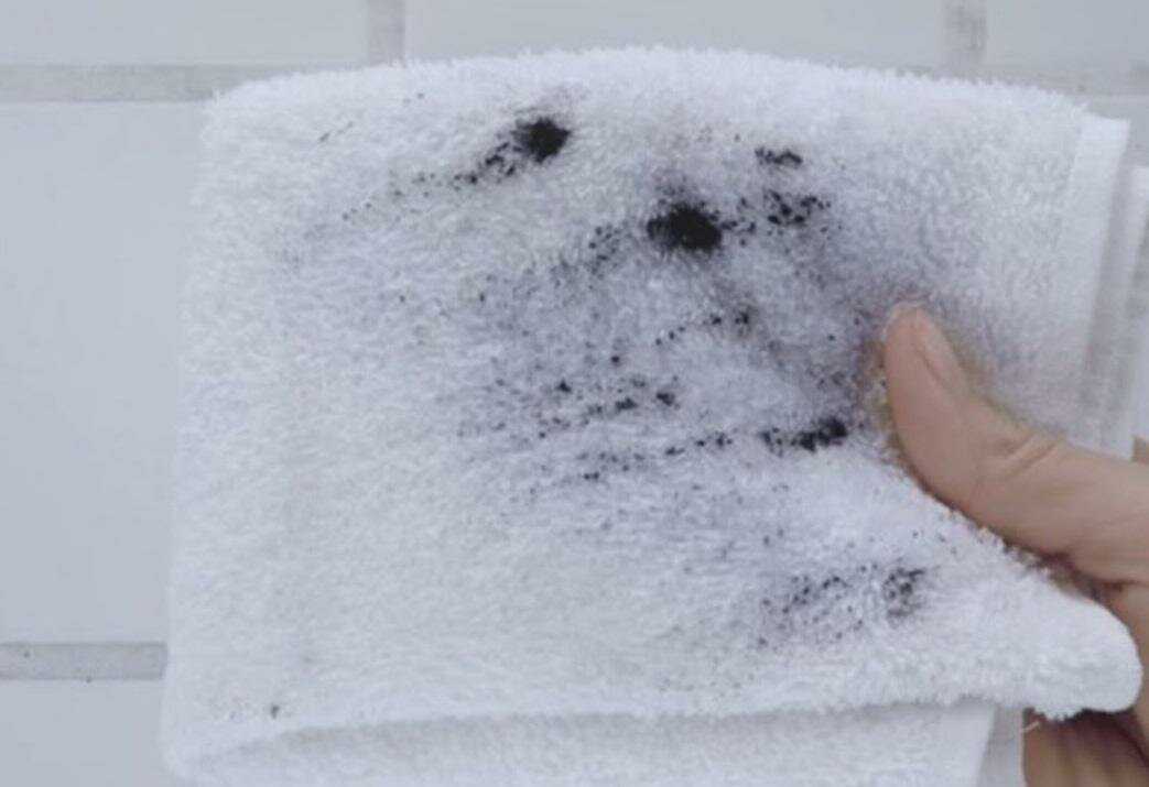 Отстирать копоть. Черная плесень на ткани. Черная точки на одежде плесень. Грибок на полотенце.