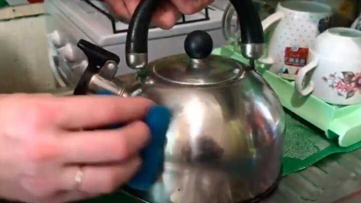 Чем отмыть чайник снаружи от жира