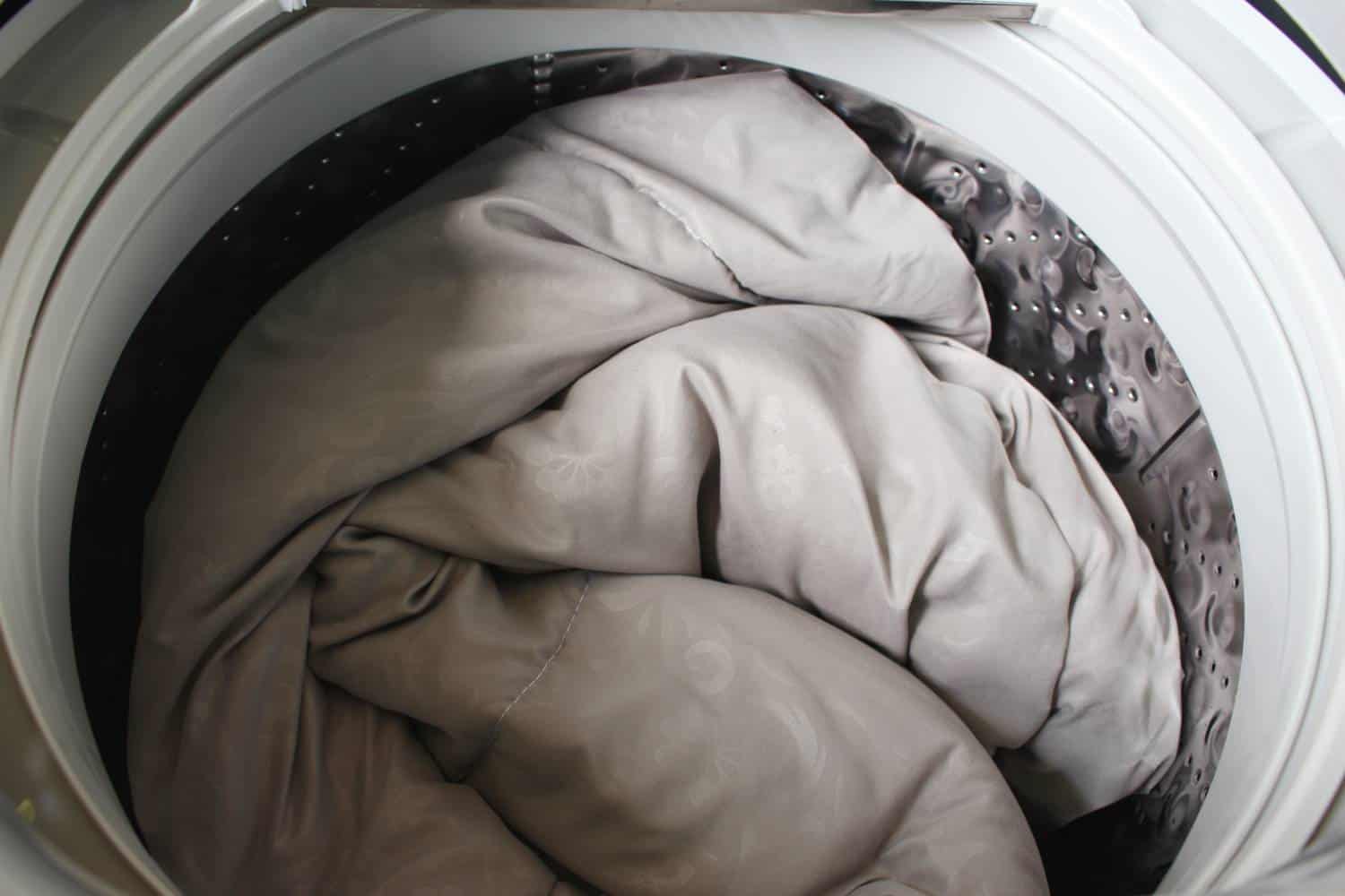 Можно стирать подушки в стиральной машине автомат. Одеяло в стиральной машине. Постирать одеяло. Стиральная машинка с одеялом. Стирка одеяла в стиральной машине.