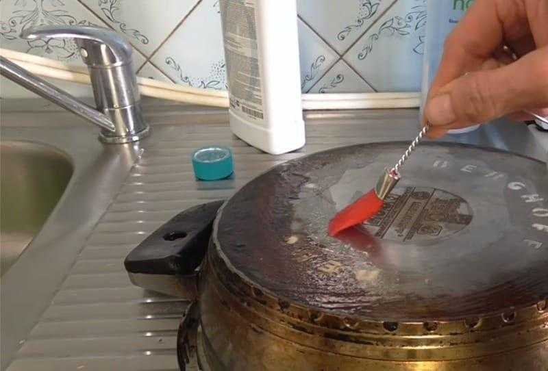 Как очистить чугунную сковороду от нагара, ржавчины