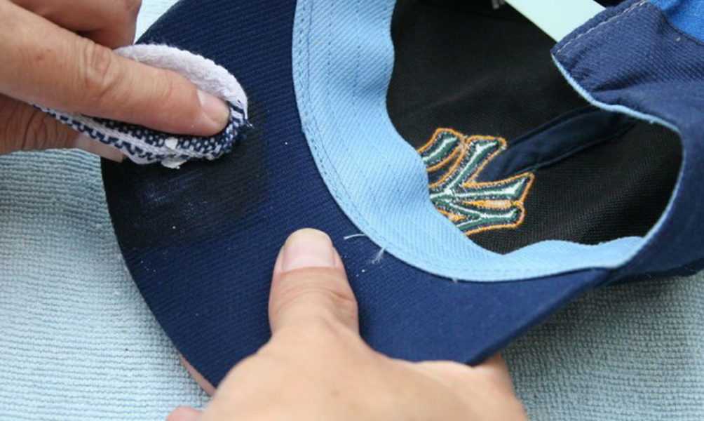 Как стирать кепку, бейсболку, чтобы она не потеряла форму: в стиральной машине, в домашних условиях?