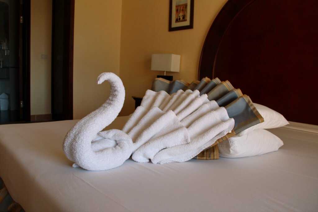 Фигуры из полотенец. Лебедь из полотенца. Фигуры из полотенец в отелях. Красивые фигурки из полотенца.