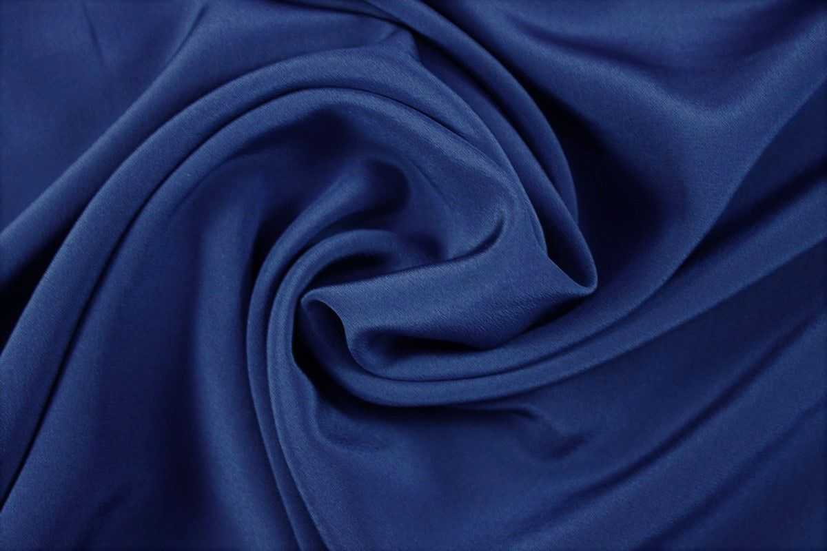 Плотная шелковая 6 букв. Синий шелк. Шелковая ткань. Синий шелк ткань. Голубой шелк.