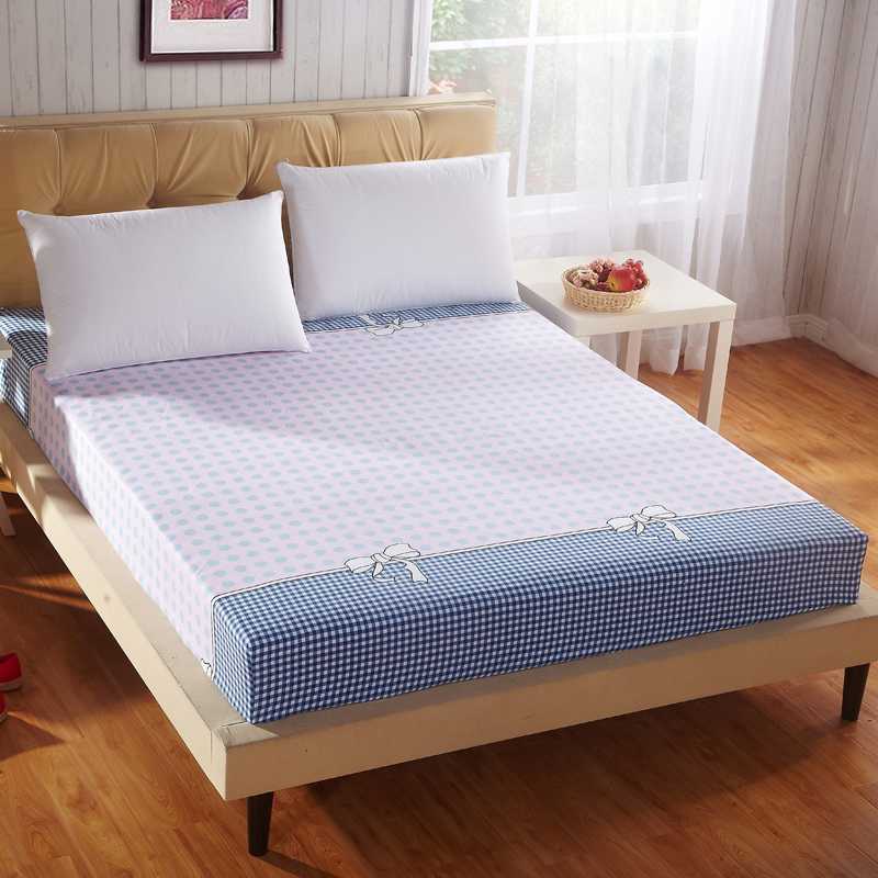 Постель ровно. Красиво заправленная кровать. Кровать матрас простыня. Простыня на резинке на кровати. Кровать с матрасом.