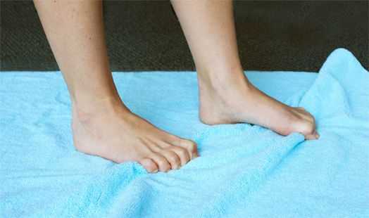 Как лежать на валике из полотенца для позвоночника