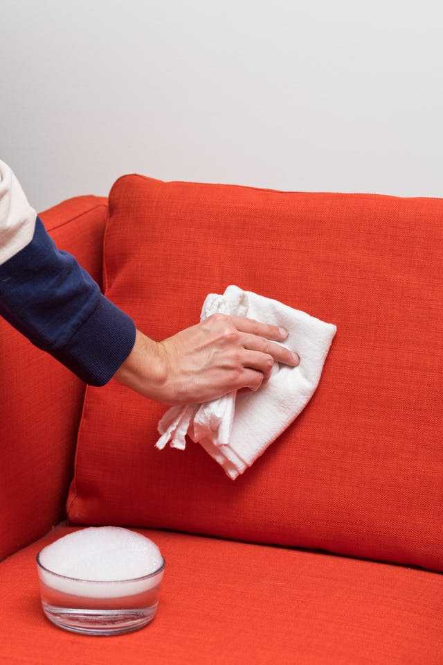 Отмываем кровь с дивана – 10 способов