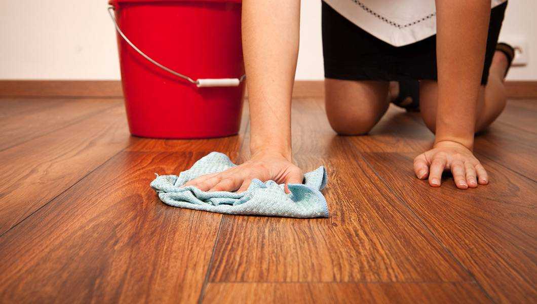 Почему нельзя мыть полотенцем. Мытье полов. Пол мытье пола. Полотенце на полу. Мытье полов занятие.
