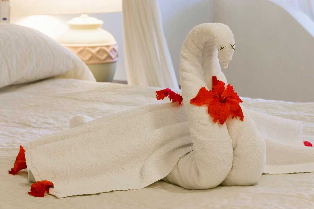 Фигуры из полотенец. Фигурки из полотенец в отелях. Лебедь из полотенца. Красивые фигурки из полотенца.