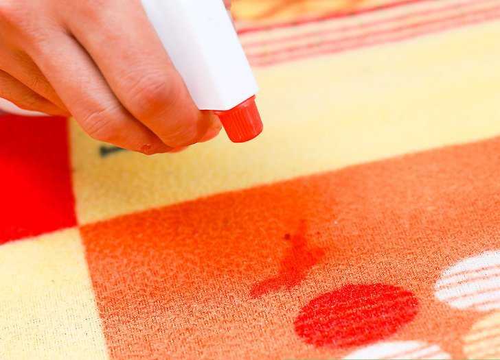 Чем оттереть кровь с дивана: как вывести кровяное пятно с обивки