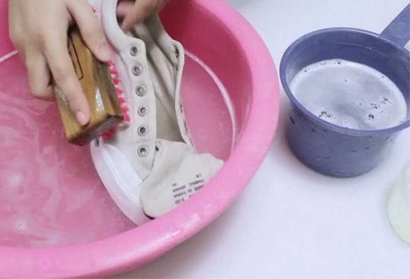 Кеды можно стирать. Помыть обувь. Мытье кроссовок. Помыть кроссовки. Ручная стирка кроссовок.
