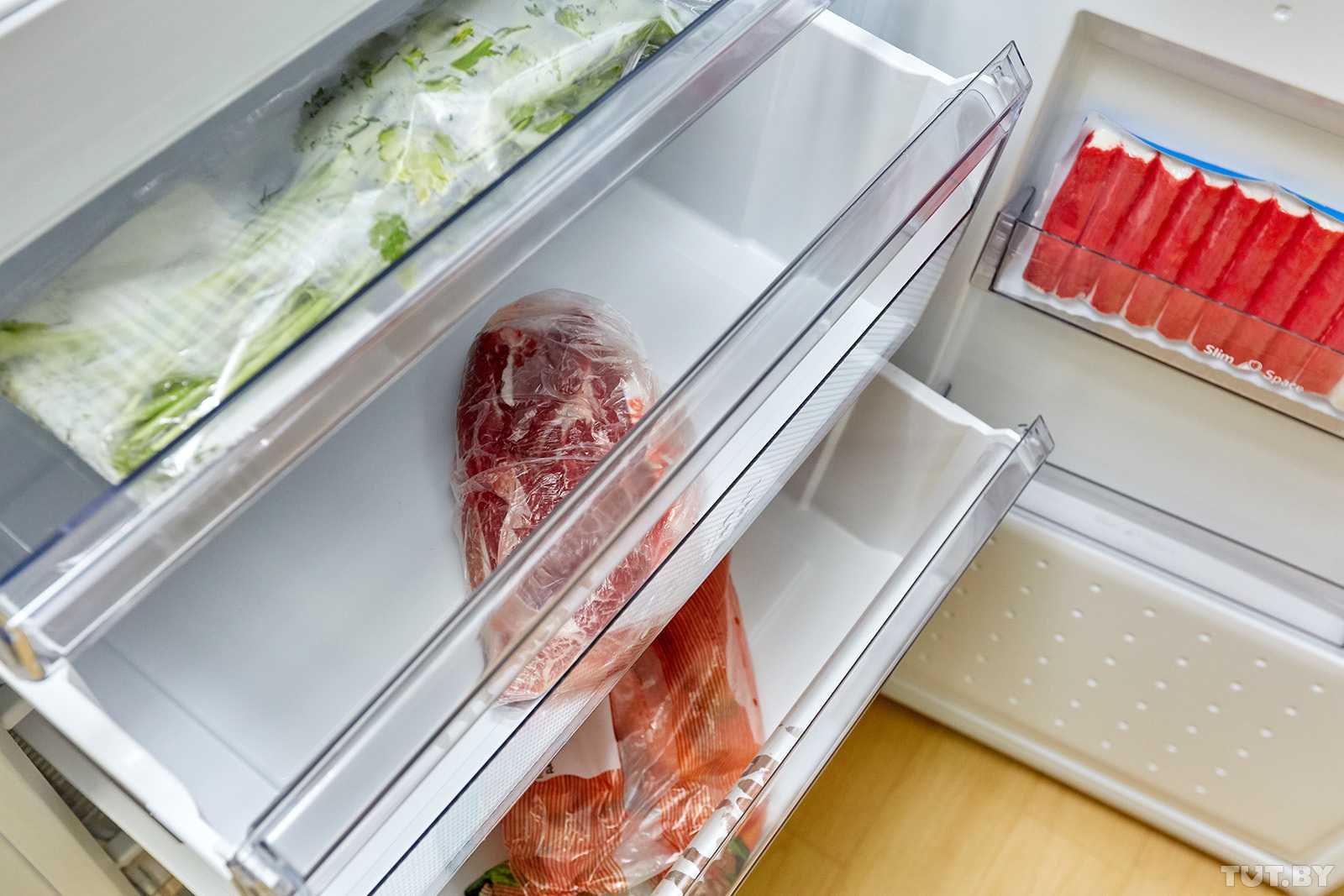 Заморозка разморозка. Хранение мяса в холодильнике. Хранение продуктов в морозилке. Холодильник с продуктами. Холодильник для заморозки.