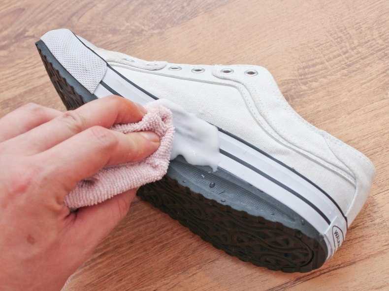 Как отмыть и очистить белую подошву на кроссовках и кедах