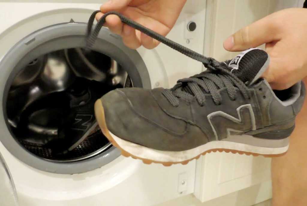 Можно стирать замшевую обувь. Стирка кроссовок в стиральной машине. Замшевые кроссовки в дождь. Край кроссовок стирается. Жвачка прилипшая к подошве.