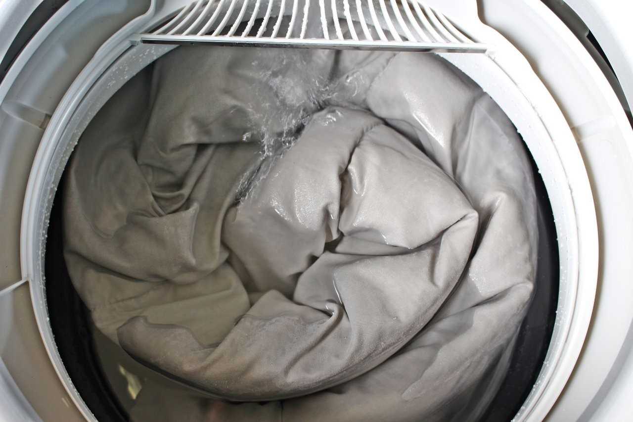 Можно ли стирать одеяло в стиральной машине: советы для разных видов одеял