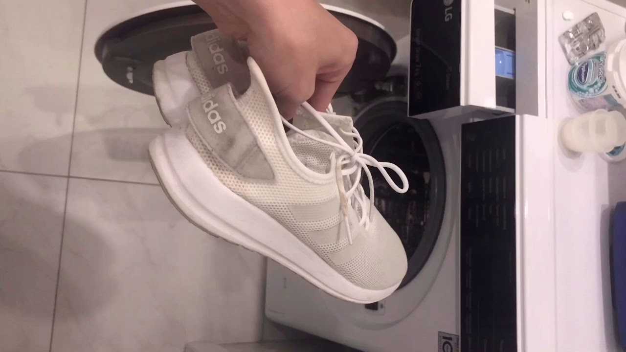 Кроссовки мыть можно. Чистка белой обуви. Отбеливание белых кроссовок. Помыть тканевые белые кроссовки. Отбелить кроссовки белые.