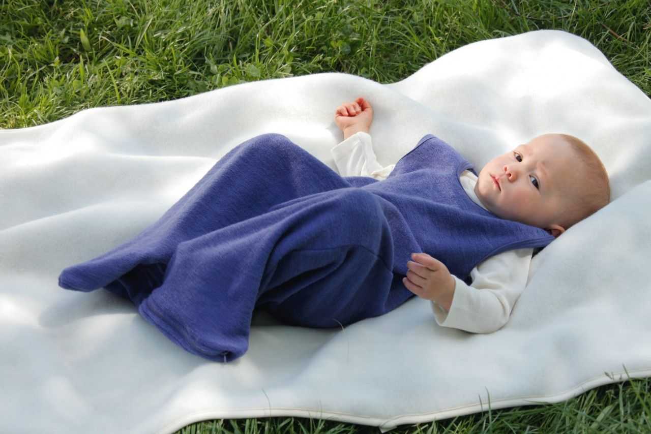 Укрытие детей. Ребенок в одеяле. Грудной ребёнок в одеяле. Одеяло для сна новорожденного. Спальный мешок для новорожденных.