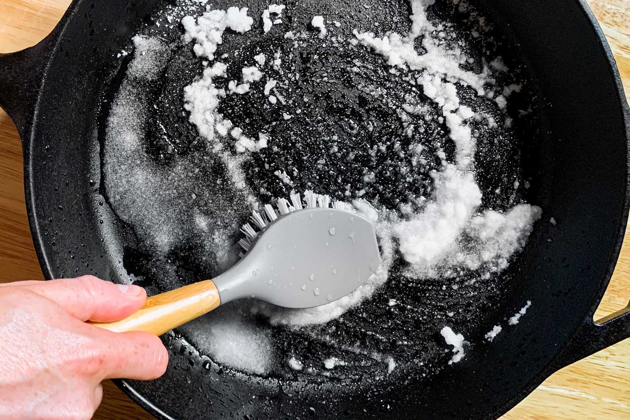 Маслом очистить сковороду. Соль на сковородке. Соль чугунная сковорода. Средство для очистки чугунных с. Очистить чугунную сковороду.