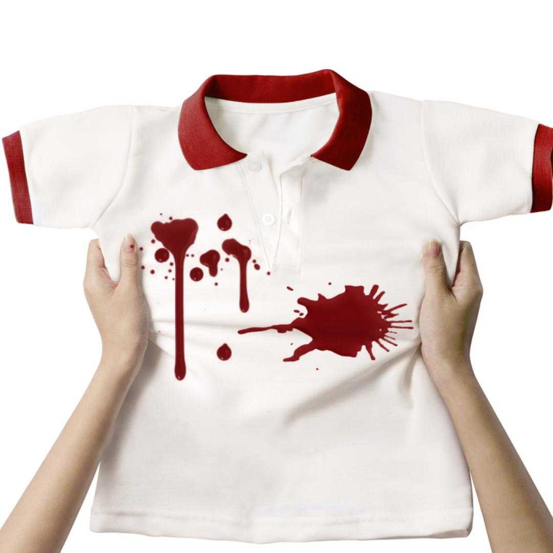 Белая футболка в крови