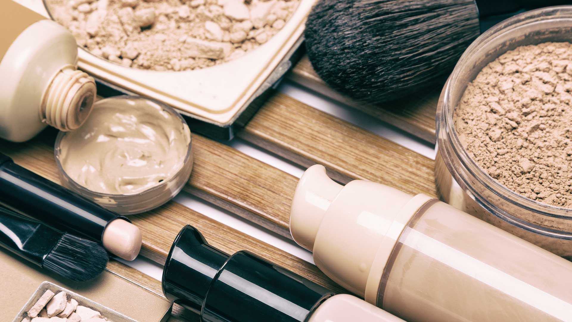 Как отстирать тональный крем с одежды: 10 методов вывести пятно