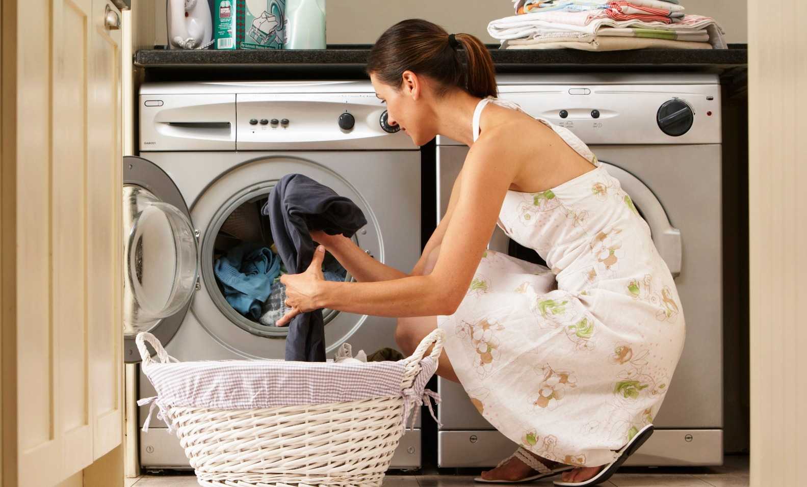 Женщины стирающие белье
