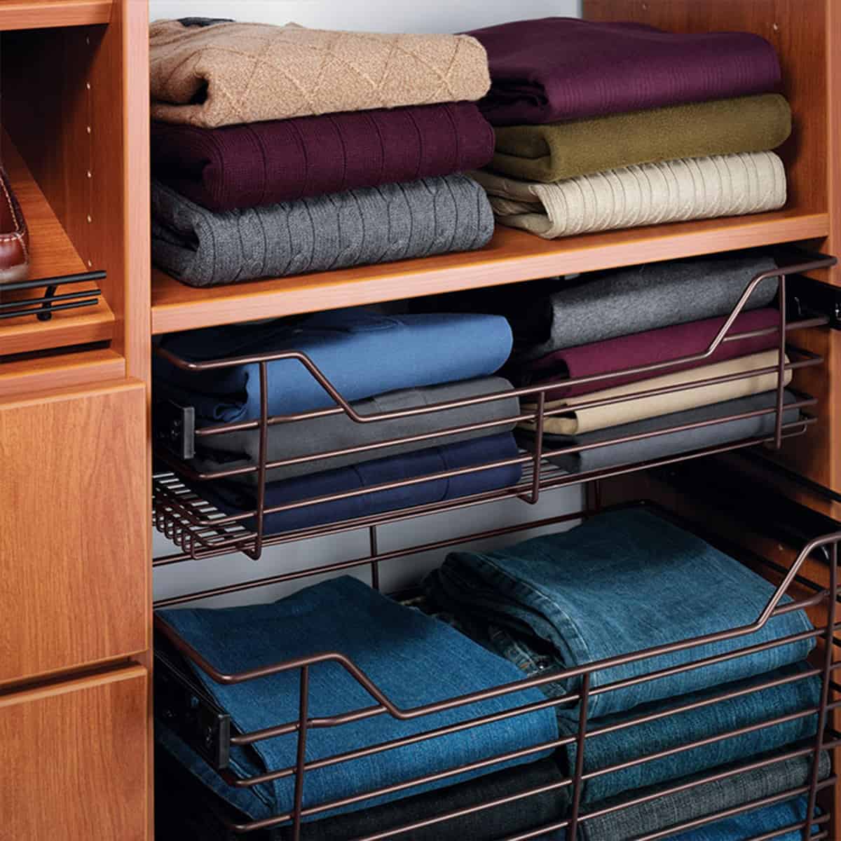 Хранение свитеров в шкафу
