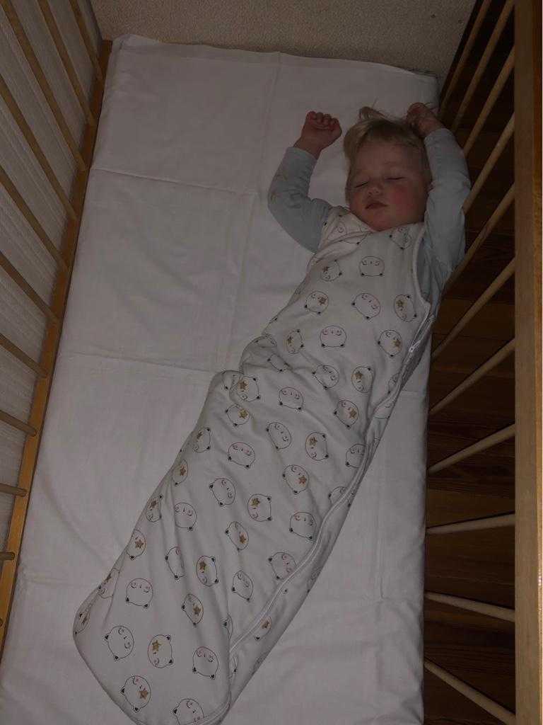Укрытие детей. Пеленание в одеяло новорожденного. Пеленаем ребенка в одеяло. Пеленание ребенка на ночь. Пеленание ребенка в одеяло.