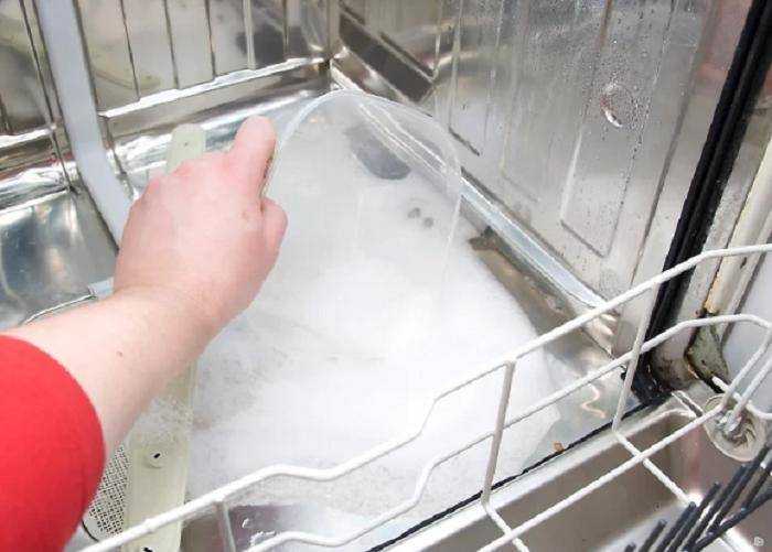 Почему машина плохо моет посуду. Пенная посуда в ПММ. Пена в посудомоечной машине. Средство чтобы помыть посудомоечную машину. Дно посудомоечной машины.
