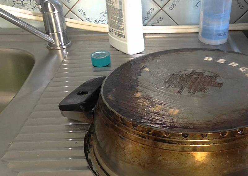 Как очистить чугунную сковороду от многолетнего нагара